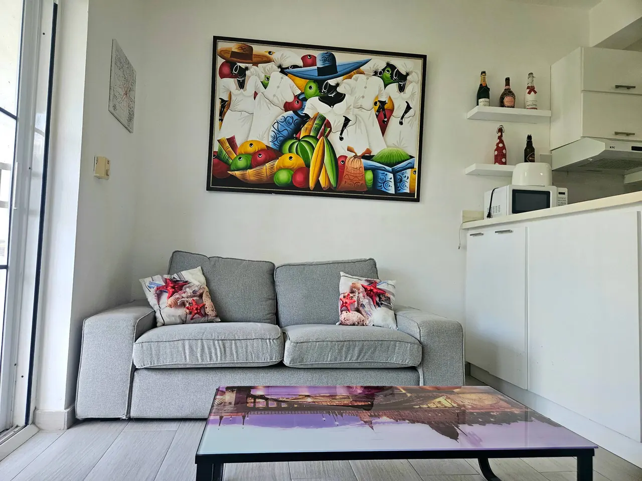 Alma, adults only: Living room