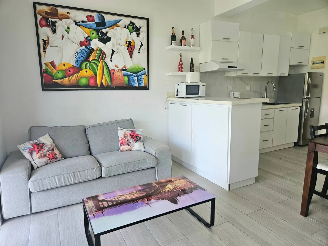 Alma, adults only: Living room