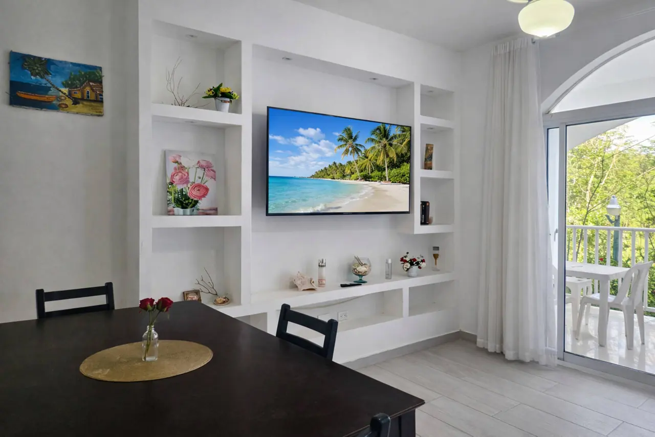 Alma, adults only: Living room