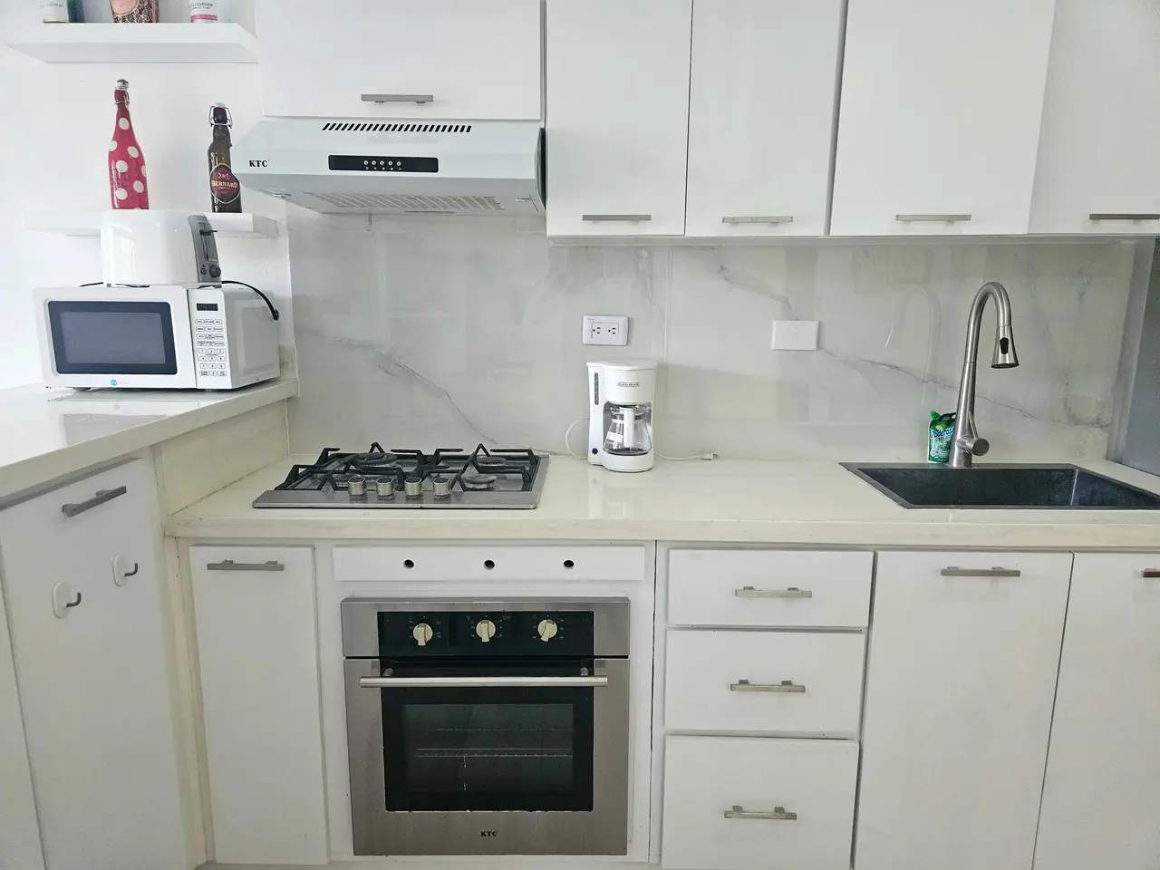Alma, adults only: Kitchen