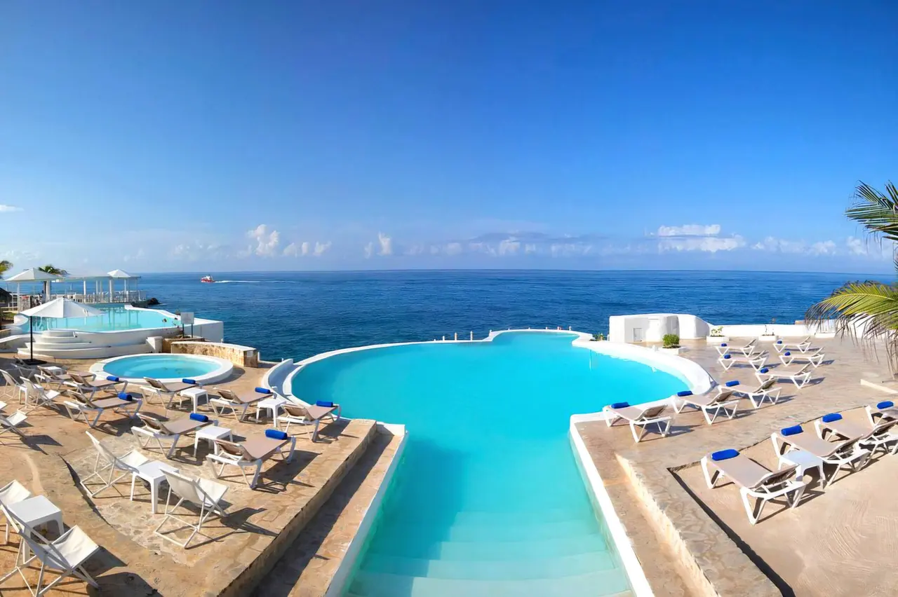 Alma, adults only: Pool