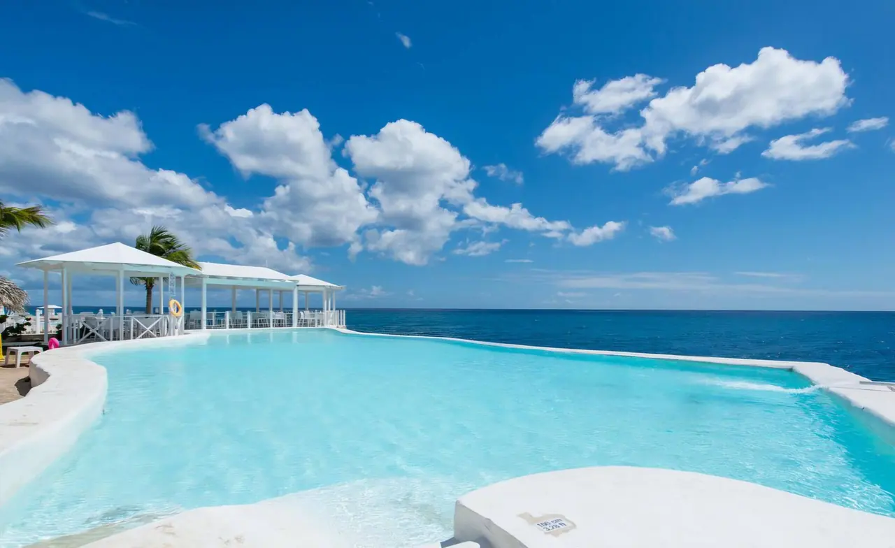Alma, adults only: Pool