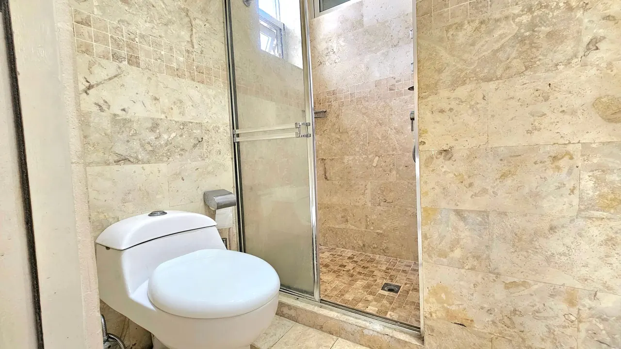 Condo Tracadero: Bathrooms