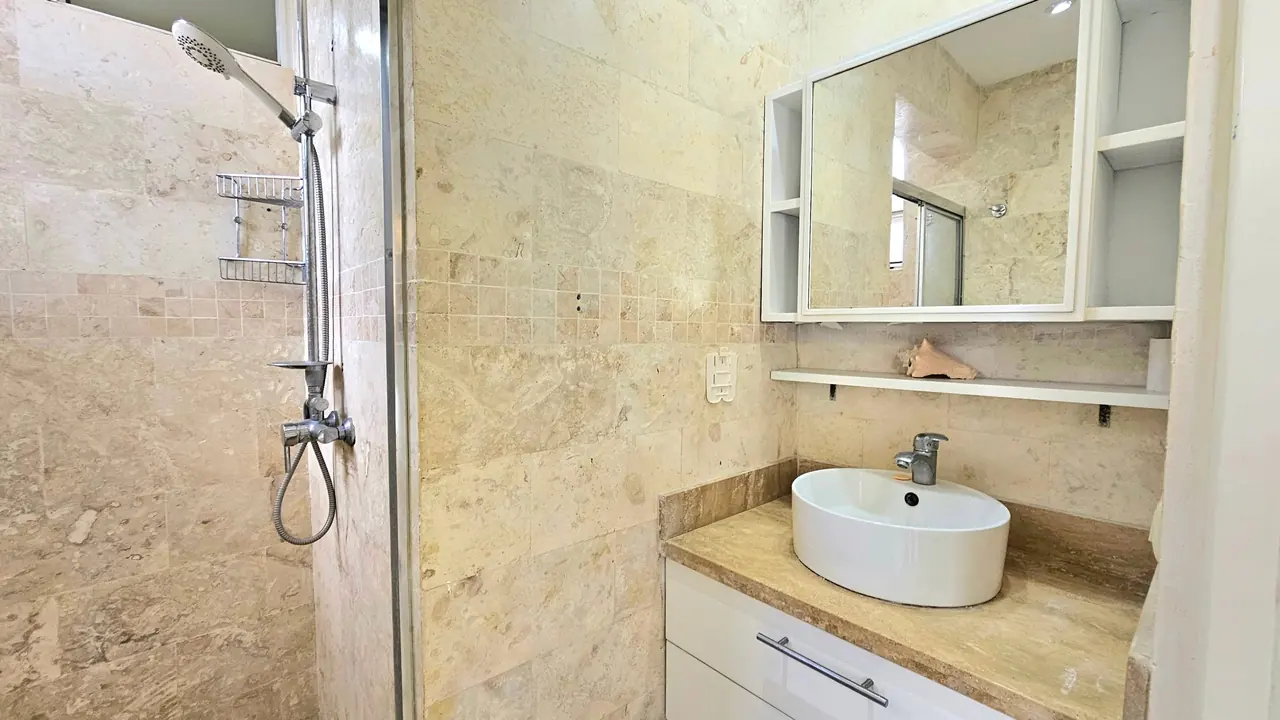 Condo Tracadero: Bathrooms