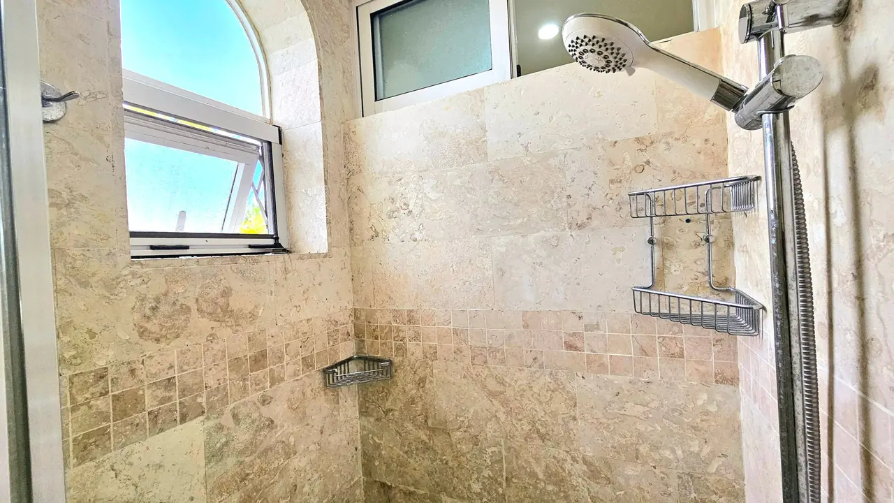 Condo Tracadero: Bathrooms