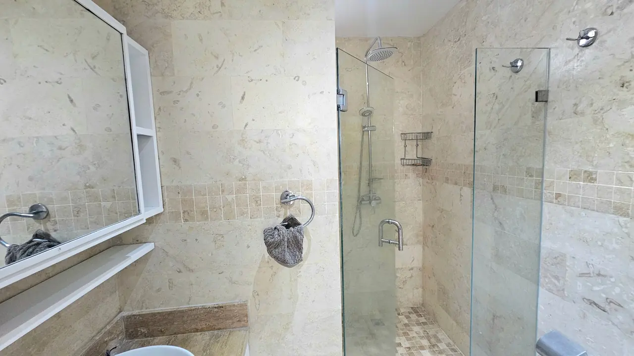 Condo Tracadero: Bathrooms