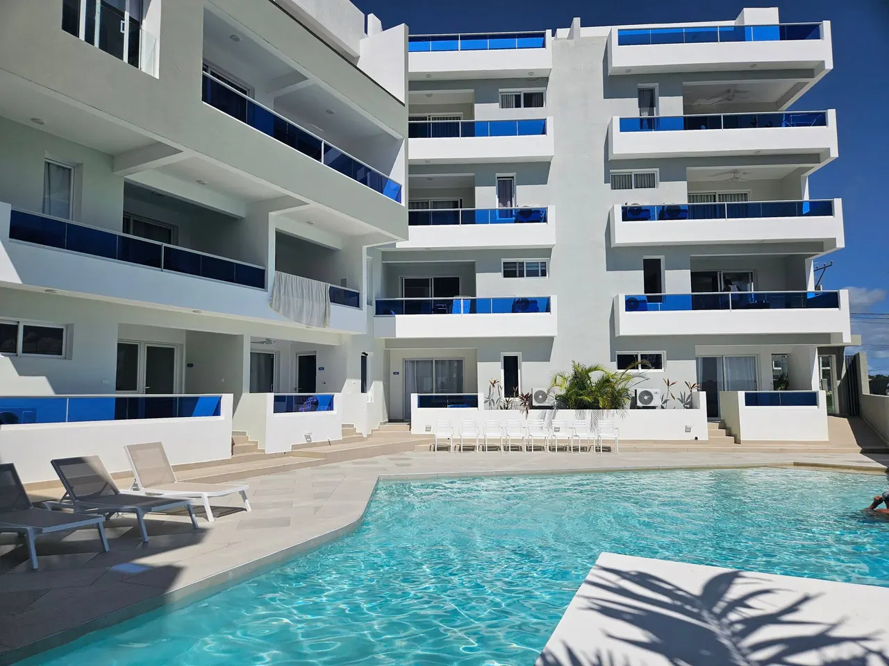 Two suites: Pool
