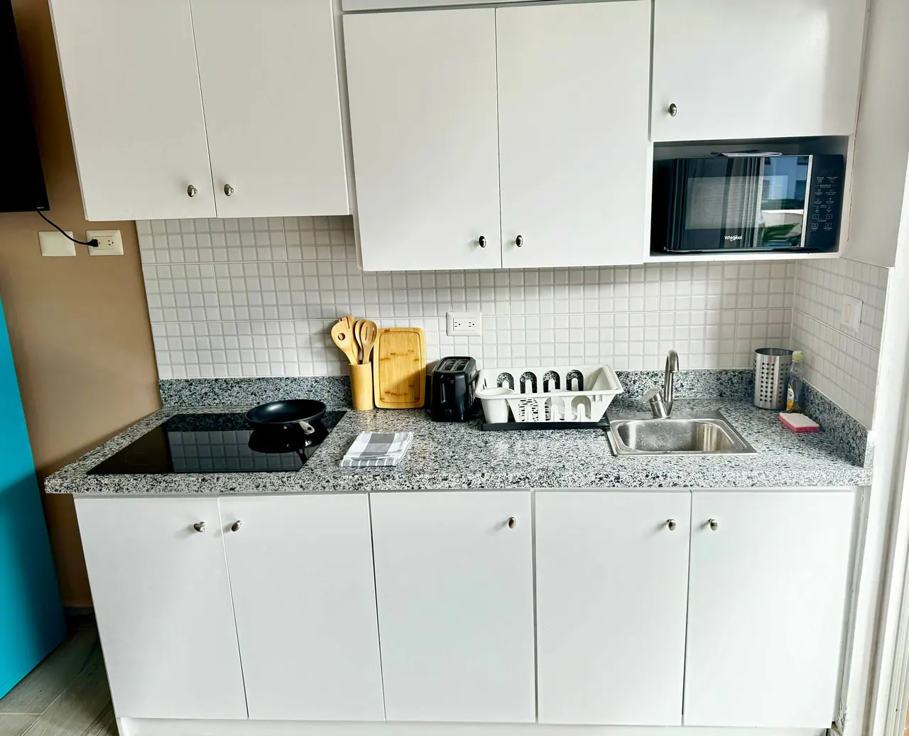 Studio with pool and gym: Kitchen