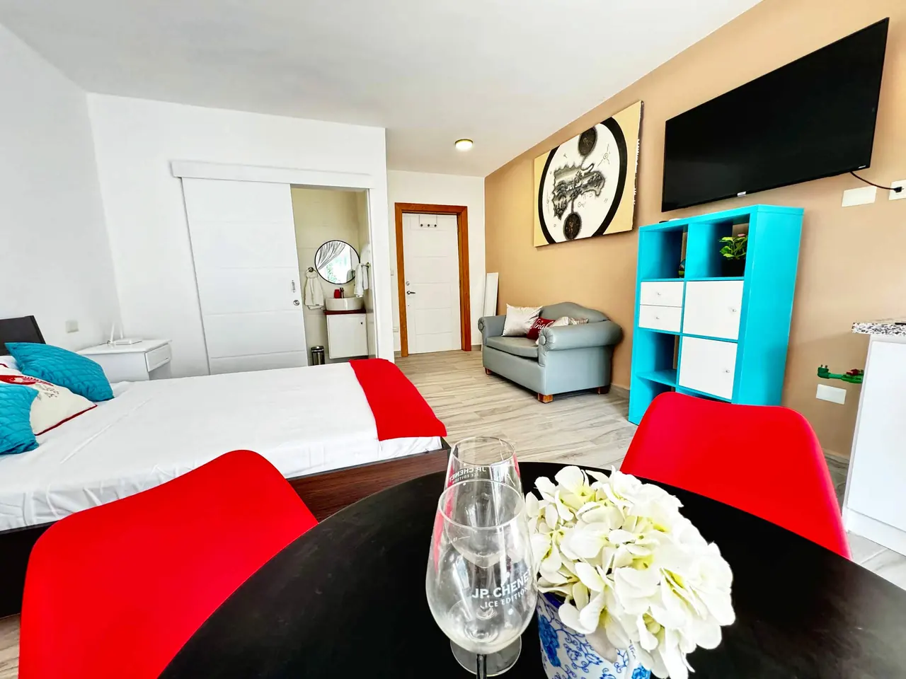 Studio with pool and gym: Bedrooms