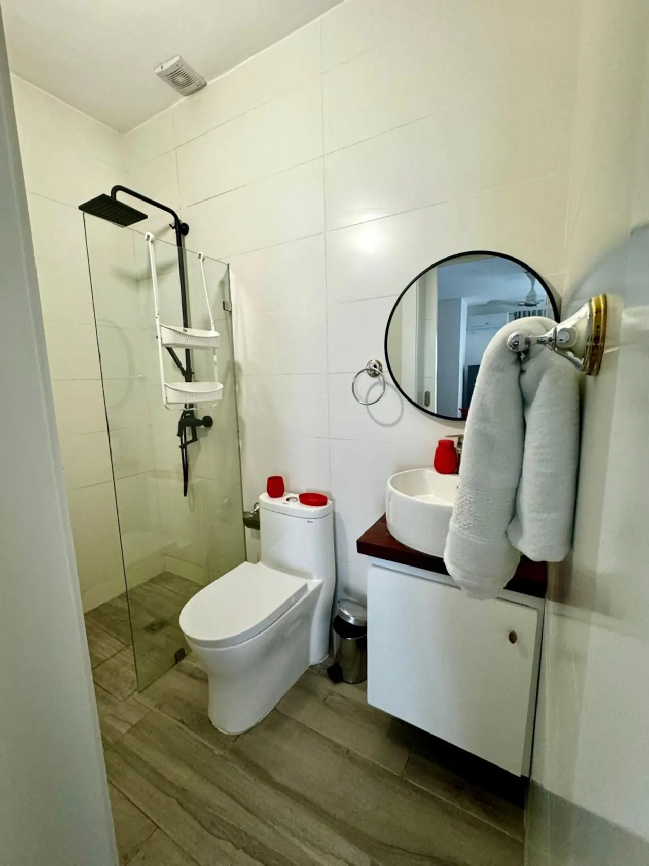 Studio with pool and gym: Bathrooms