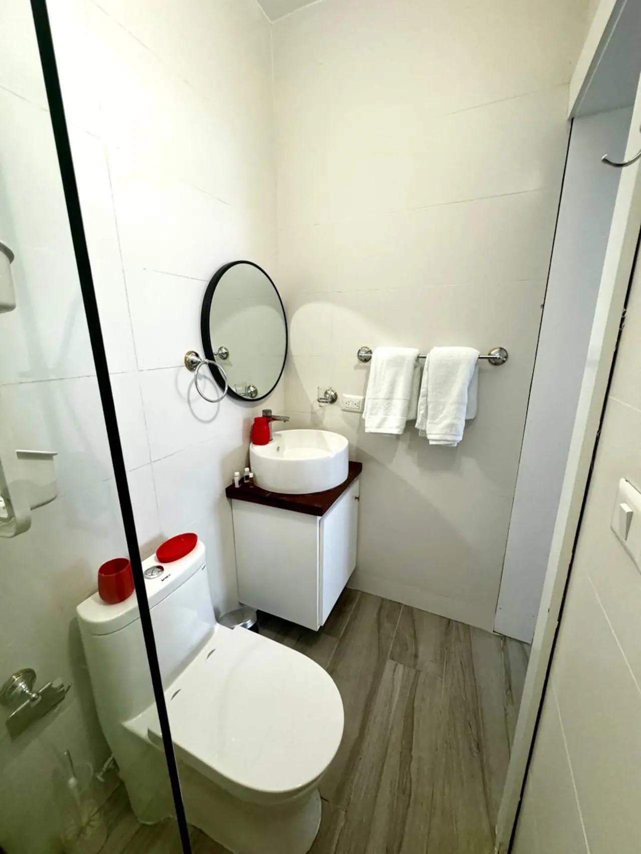 Studio with pool and gym: Bathrooms