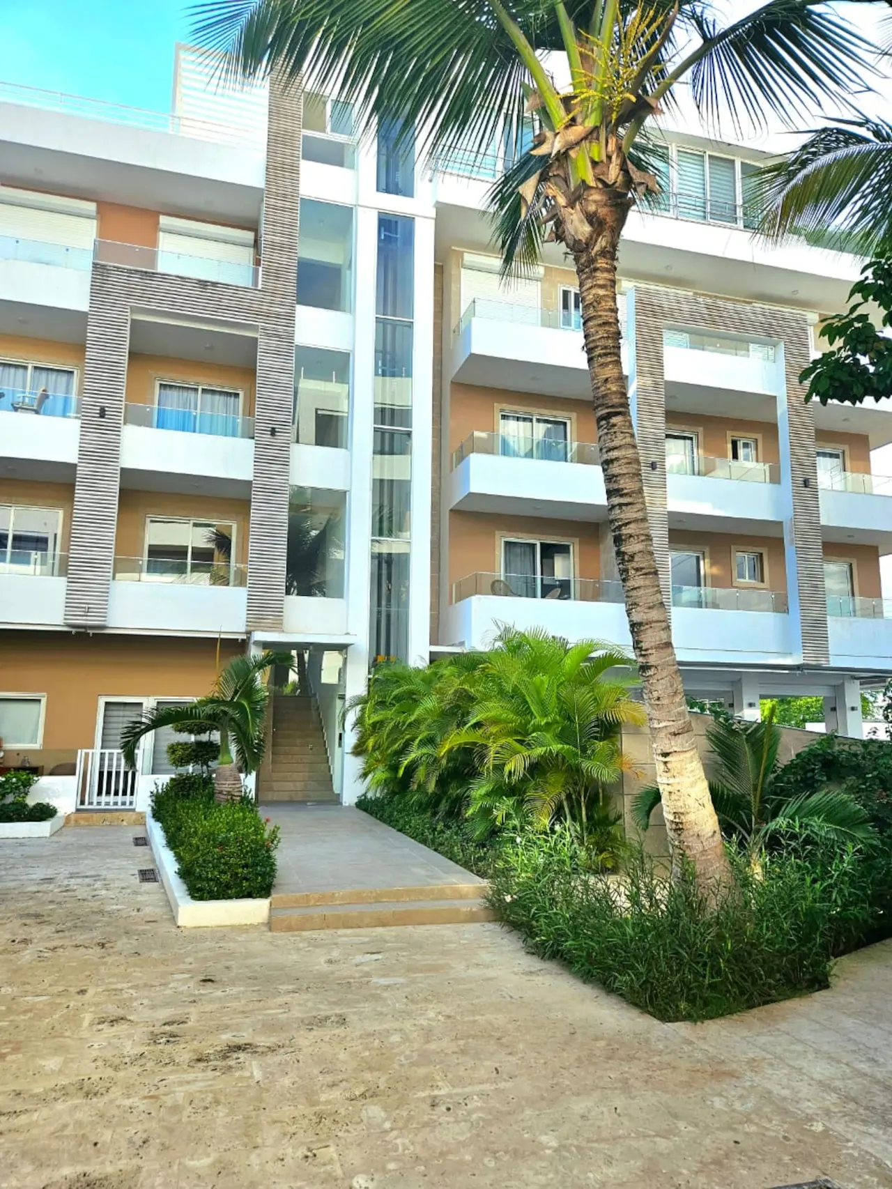 Studio with pool and gym: Outside