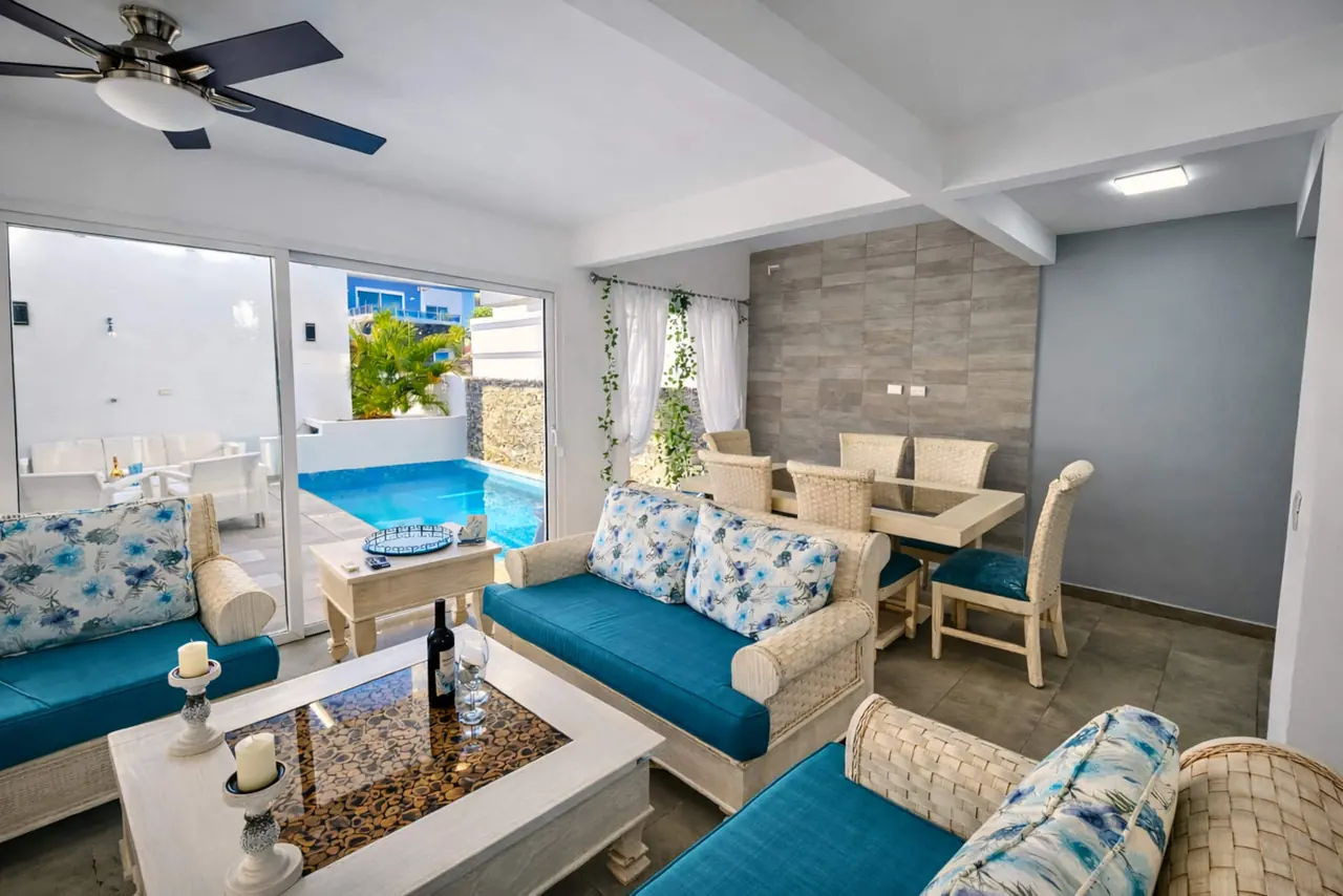 Villa with private pool: Living room