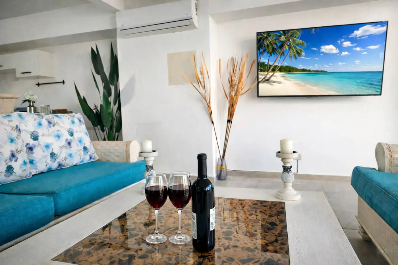 Villa with private pool: Living room