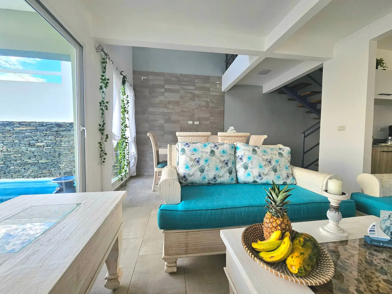 Villa with private pool: Living room