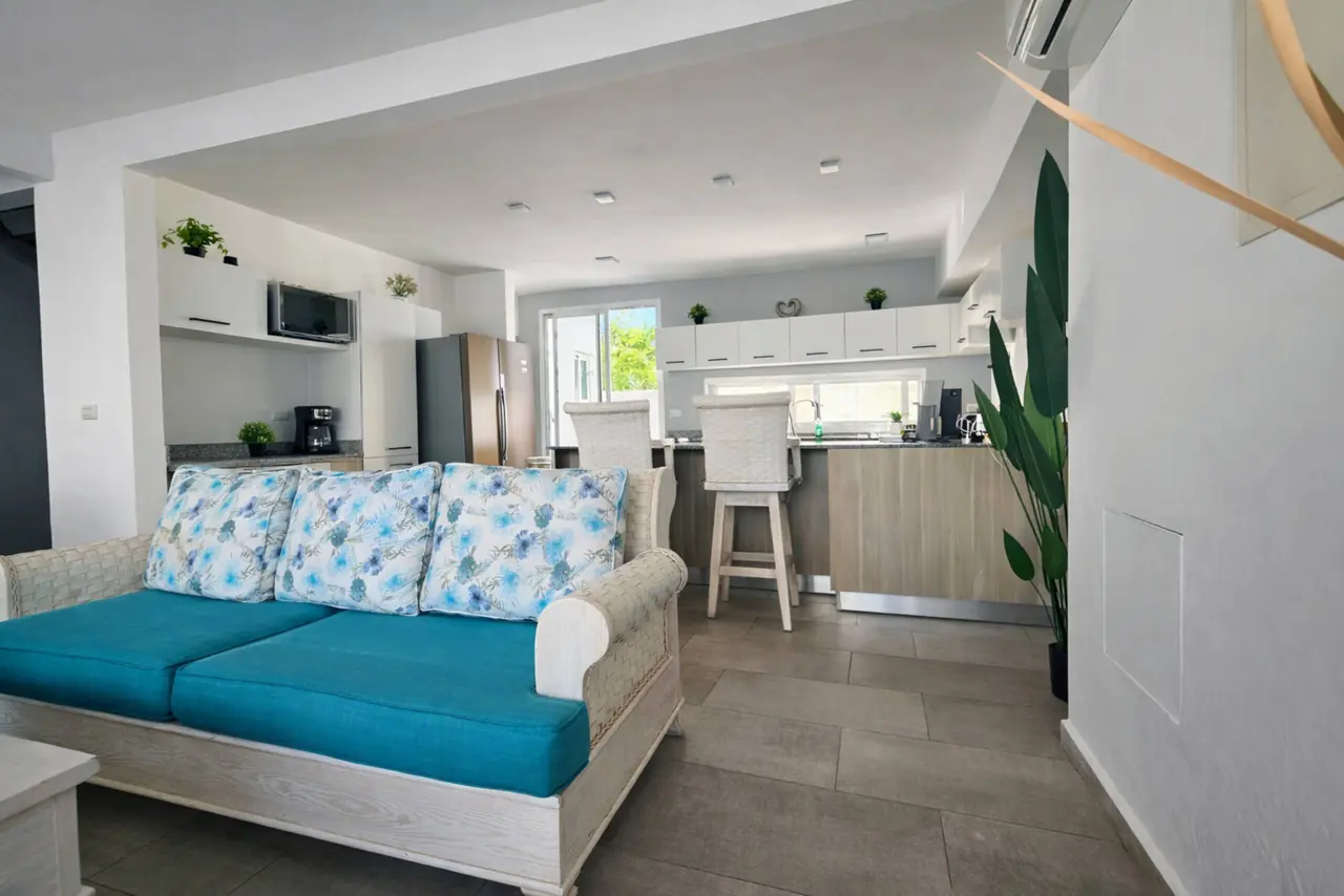 Villa with private pool: Living room
