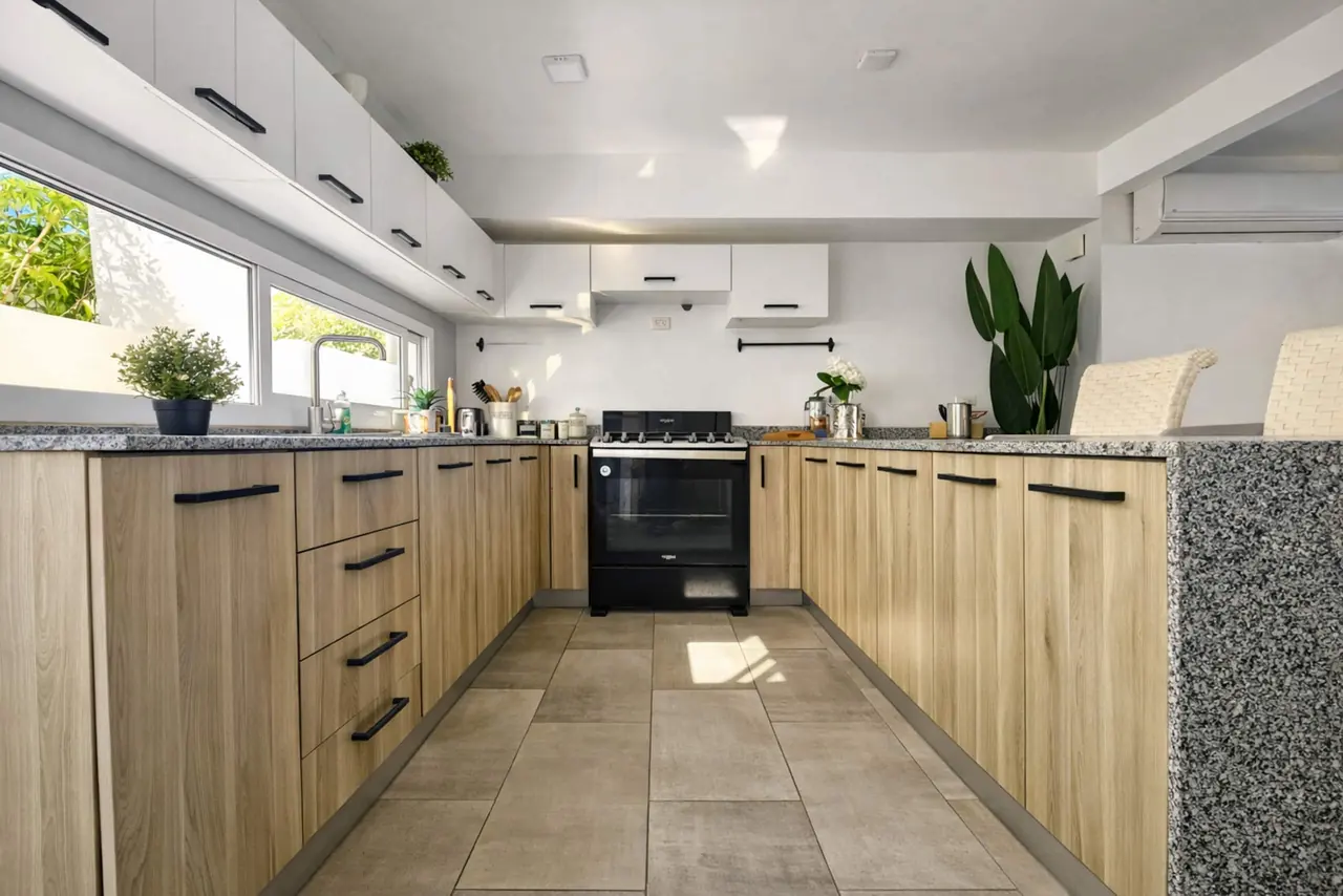 Villa with private pool: Kitchen