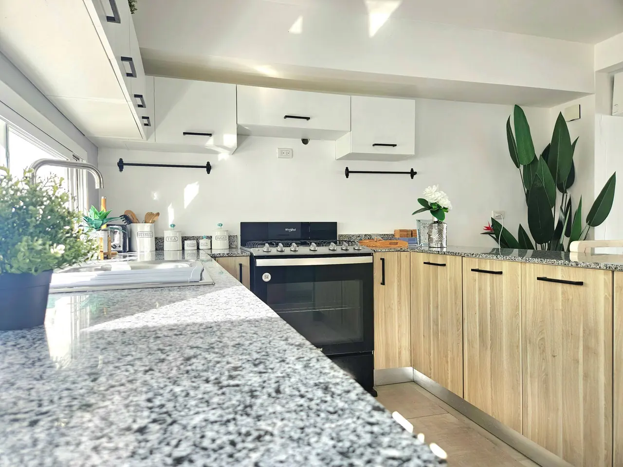 Villa with private pool: Kitchen