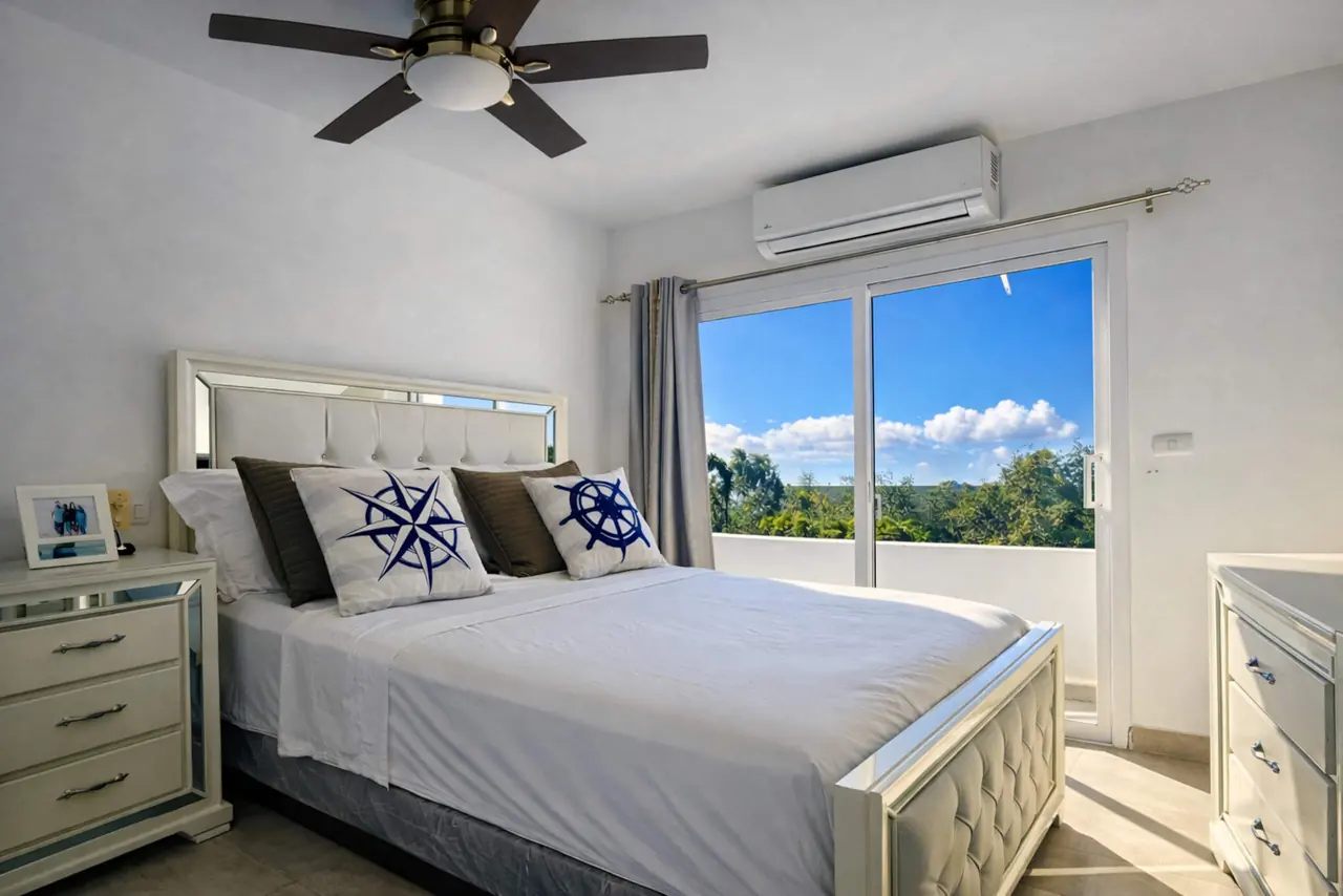 Villa with private pool: Bedrooms
