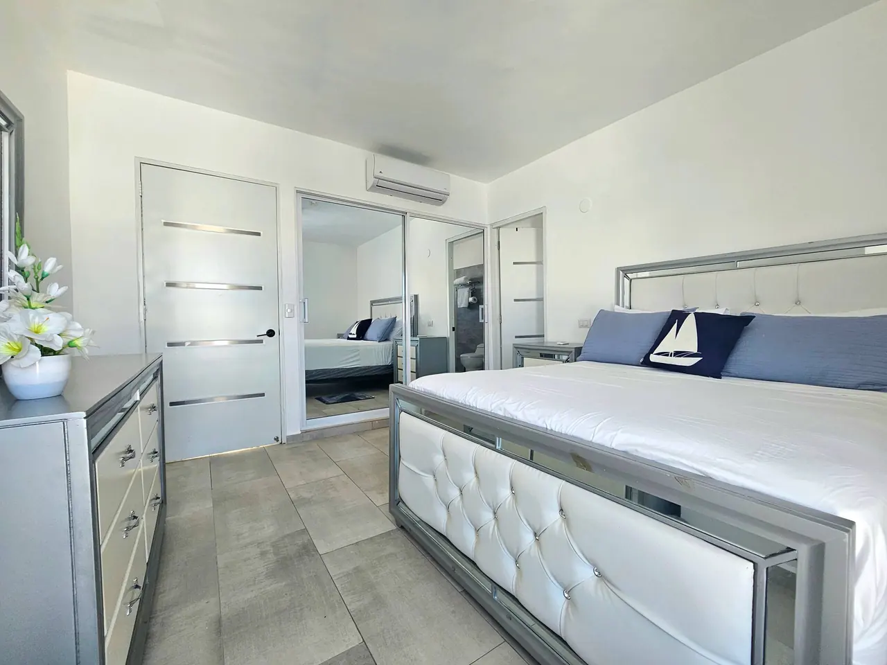 Villa with private pool: Bedrooms