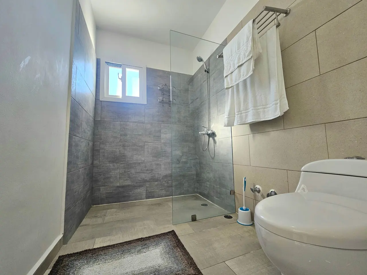 Villa with private pool: Bathrooms