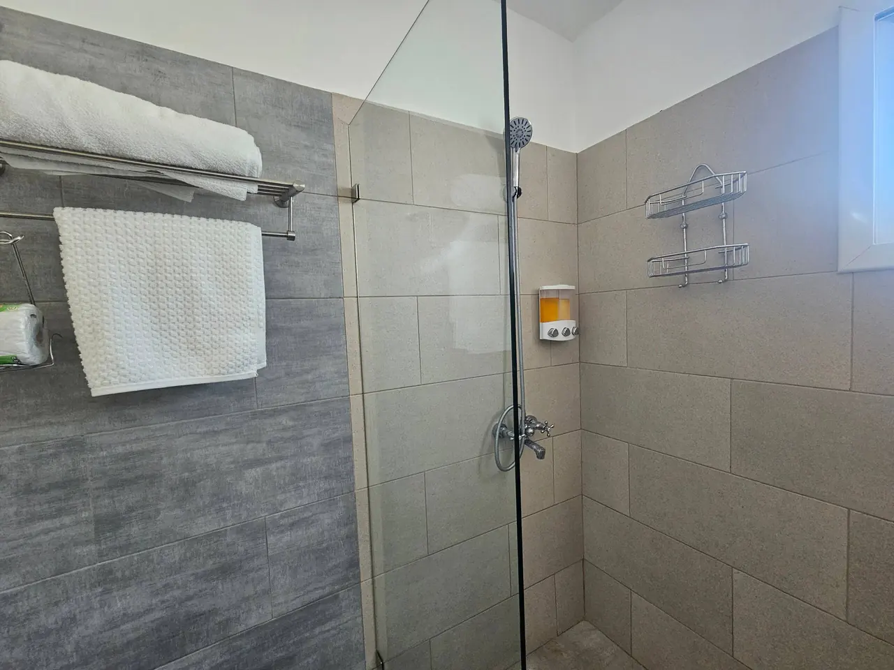 Villa with private pool: Bathrooms