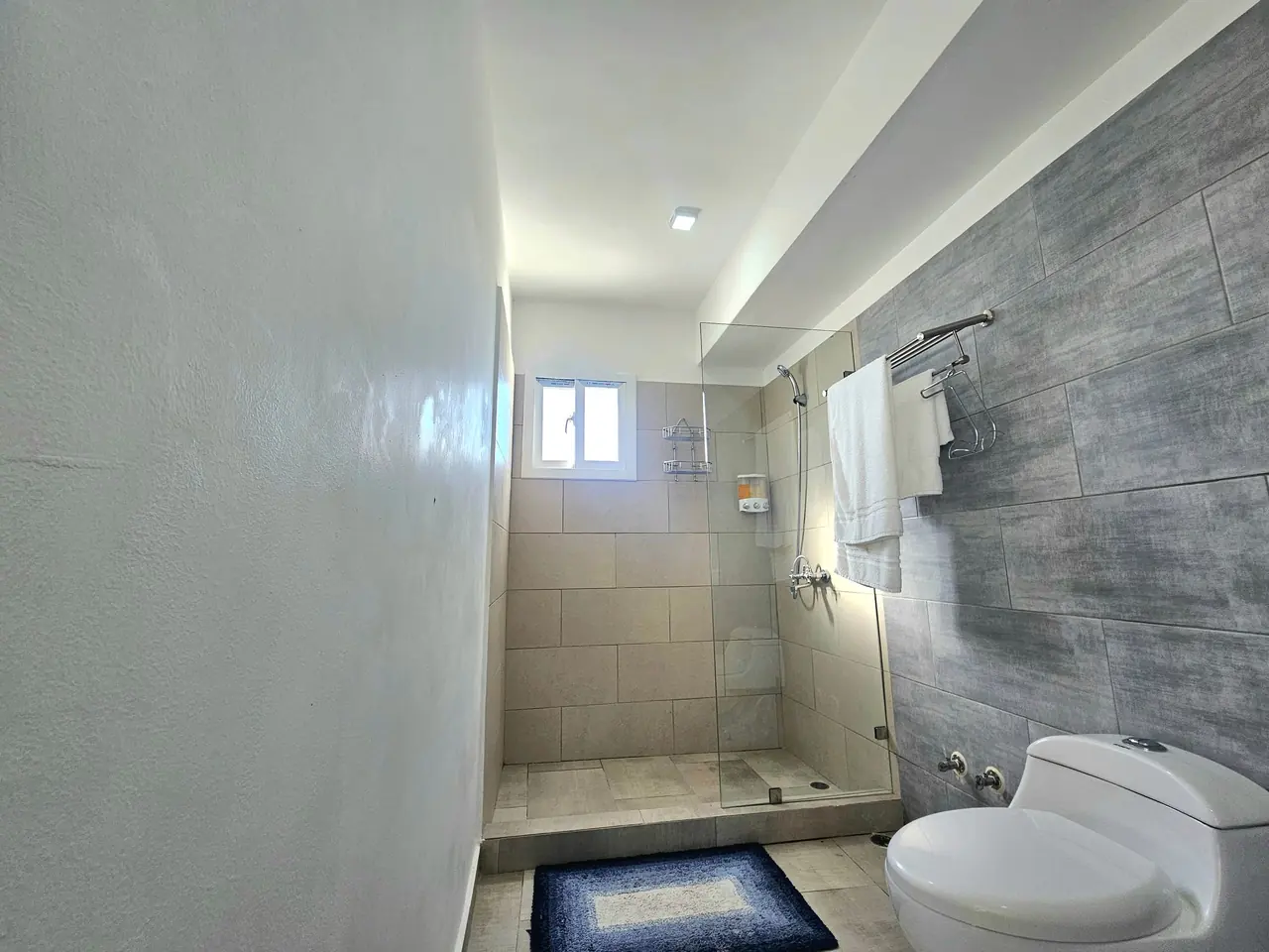 Villa with private pool: Bathrooms