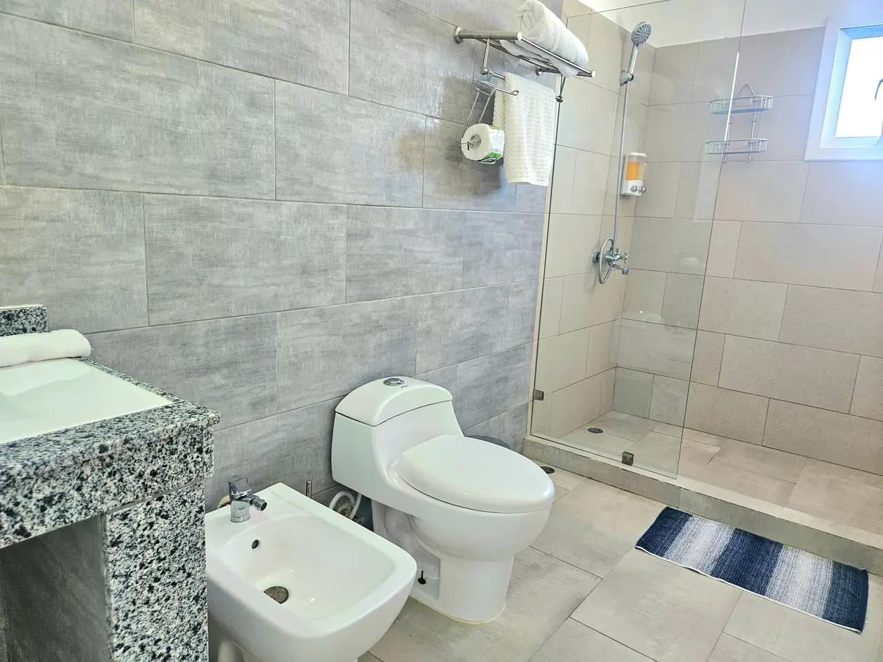 Villa with private pool: Bathrooms