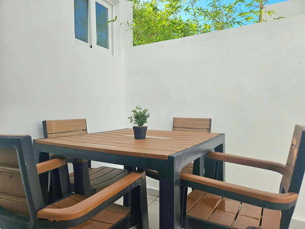 Villa with private pool: Balcony