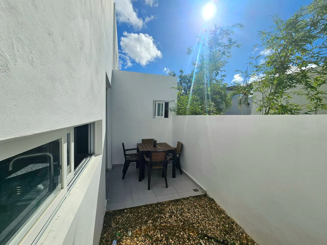 Villa with private pool: Balcony