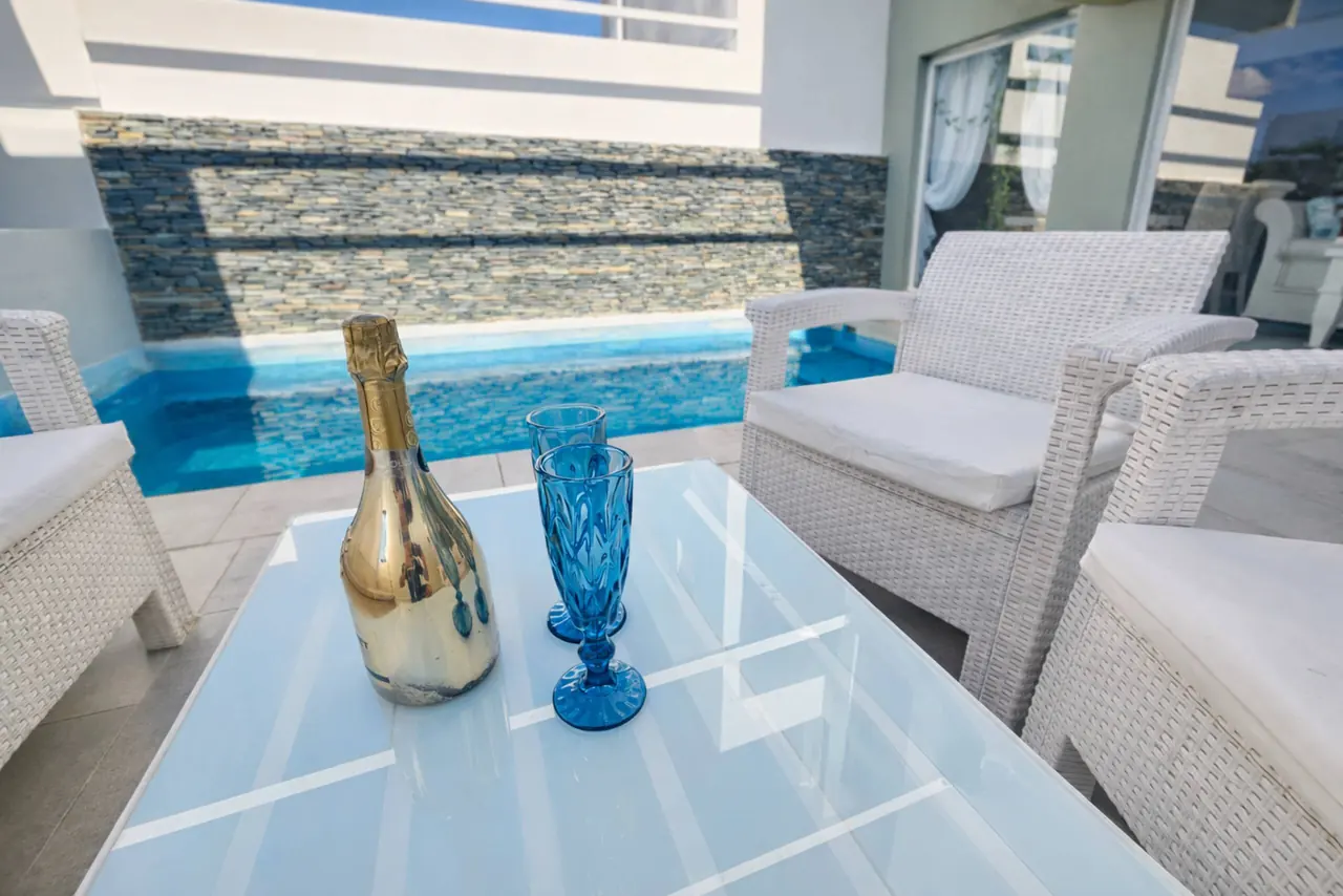 Villa with private pool: Pool