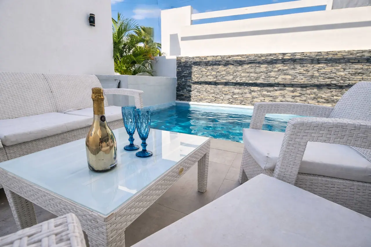 Villa with private pool: Pool