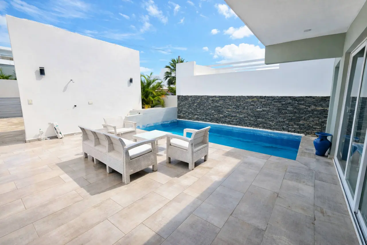 Villa with private pool: Pool